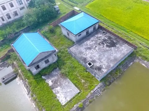 Cả nghìn hộ dân "khát nước" bên cạnh nhà máy nước sạch hàng chục tỷ đồng bỏ hoang