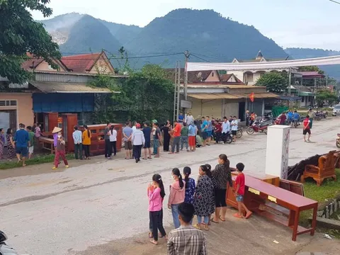 "Hố tử thần" xuất hiện dưới nền nhà sau tiếng nổ, người dân vội giúp gia chủ di dời đồ đạc