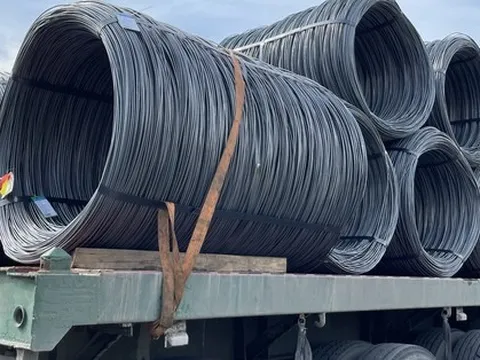 CLIP: Dây vải dù chằng cả chục tấn thép cuộn trên xe bon bon qua đường Nguyễn Văn Linh