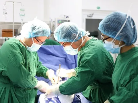 Cụ bà 90 tuổi đã đi bộ được trở lại sau khi gãy xương đùi