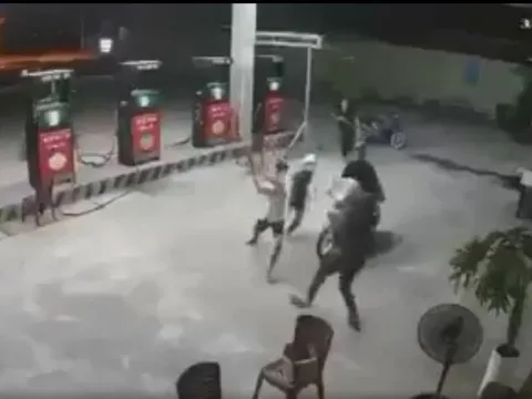 Bình Thuận: Clip kinh hoàng nhóm đối tượng chém người ở cây xăng- Công an vào cuộc điều tra