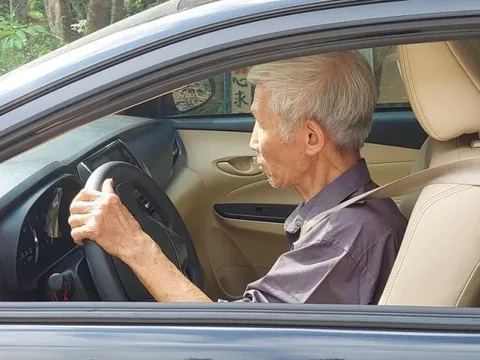 Nghệ An: Trầm trồ cụ ông 83 tuổi dù đi còng vẫn tự lái ô tô đi chợ