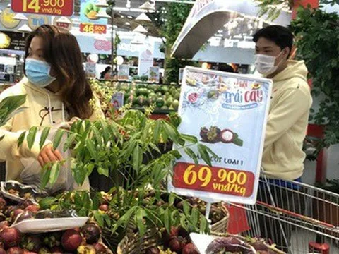 Trái cây rộ mùa, nhiều siêu thị tổ chức "sale khủng"