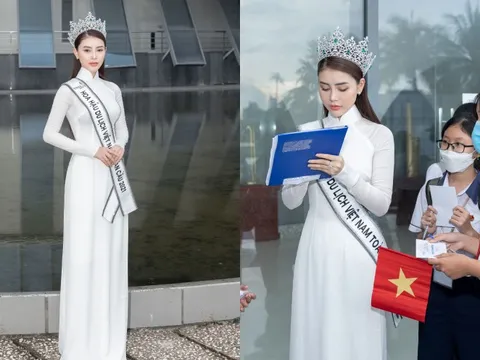 Hoa hậu Lý Kim Thảo xúc động khi trao học bổng cho học sinh vượt khó ở quê nhà