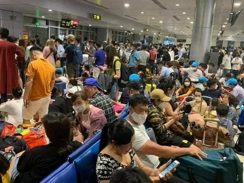Hệ thống check-in bị lỗi, ùn ứ hành khách ở sân bay Tân Sơn Nhất