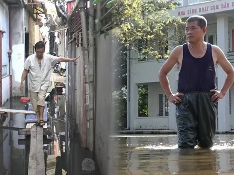 Nước ngập cả tuần, hàng trăm hộ dân giữa thủ đô bắc cầu khỉ để di chuyển