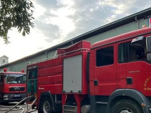 Lửa bốc cháy nhà xưởng lúc rạng sáng, cả khu phố nháo nhác