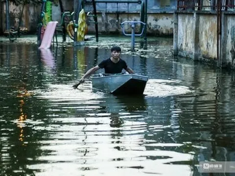 Ngập nước, người dân bơi thuyền, bắc "cầu khỉ" giữa lòng Thủ đô