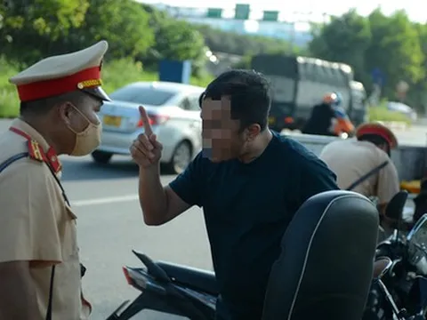 Chạy vào đường cấm rồi xưng là "Phó Trưởng khoa Bệnh viện K"