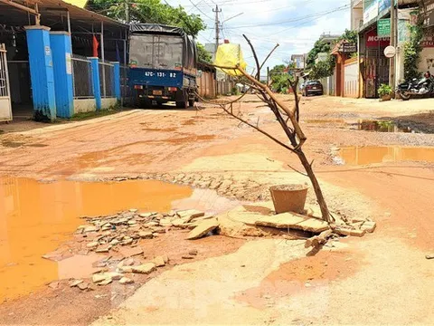 Cận cảnh đường trăm tỷ đầy ổ voi, ổ gà giữa lòng thành phố Buôn Ma Thuột