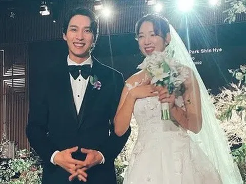 Park Shin Hye chia sẻ hình ảnh về gia đình đầu tiên sau khi sinh con trai