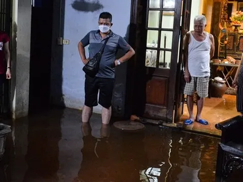 Hà Nội: Một tuần sau mưa lớn, cuộc sống của hàng trăm người dân ở quận Tây Hồ vẫn đảo lộn do ngập sâu