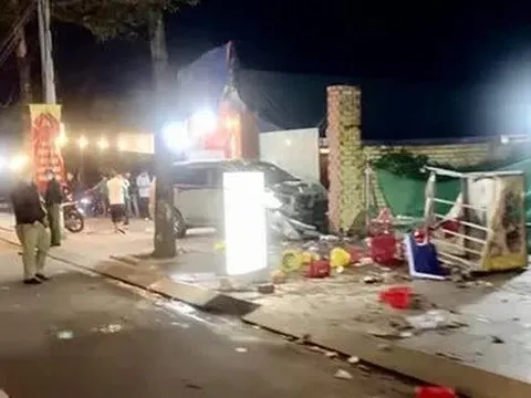 TP Biên Hoà: Kinh hoàng ôtô tông thương vong 3 người trong gia đình đang ăn ốc