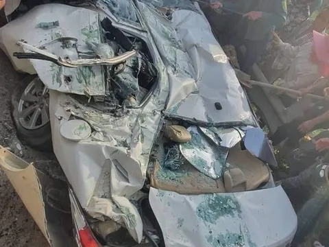 Tạm giữ hình sự lái xe tải chở đất đè bẹp xe con khiến 3 người chết