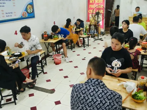 Hà Nội: Quán mì hải sản bán bằng niêu, doanh thu cả tỷ đồng mỗi tháng