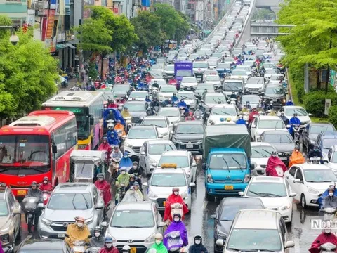 Giao thông Thủ đô ùn tắc cục bộ dưới cơn mưa lớn đầu tuần