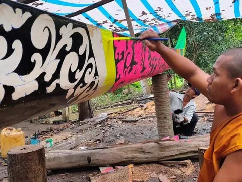 Hoa văn Khmer qua đôi bàn tay khéo léo của nhà sư trẻ