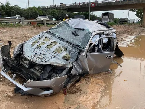 Ô tô Fortuner nát bươm sau va chạm Lexus