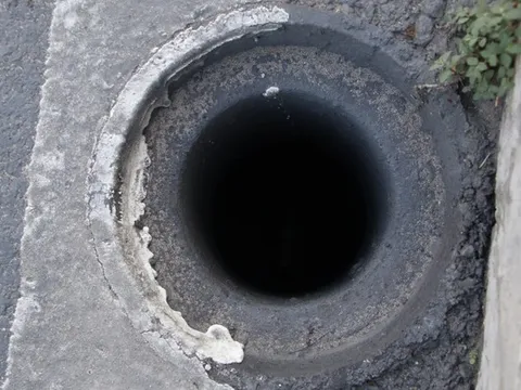 Hàng loạt nắp chắn rác trên cầu vượt Nguyễn Hữu Cảnh "biến mất"