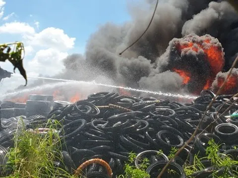 TP.HCM: Khói lửa cuồn cuộn tại bãi lốp xe, người dân phá tường cho cảnh sát vào chữa cháy