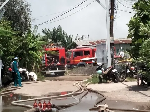 Tp.HCM: Cháy lớn tại một bãi chứa lốp xe