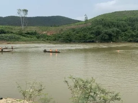 Chèo thuyền đi cắt cỏ, vợ chồng rơi xuống sông, một người đuối nước