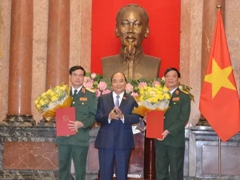 Trao quân hàm Thượng tướng cho hai sĩ quan quân đội cao cấp