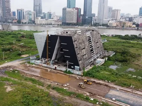 Cận cảnh Trung tâm triển lãm 800 tỷ đồng, nằm trơ trọi nhiều năm ven sông Sài Gòn