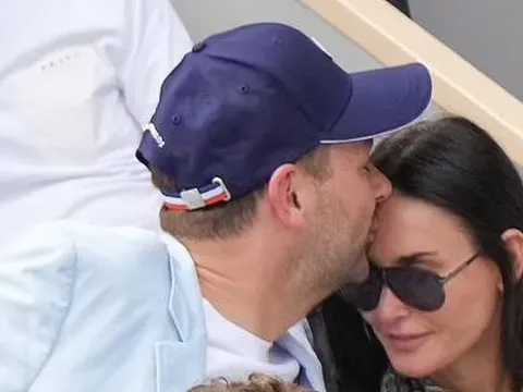 Minh tinh Demi Moore 60 tuổi hạnh phúc bên bạn trai kém 13 tuổi