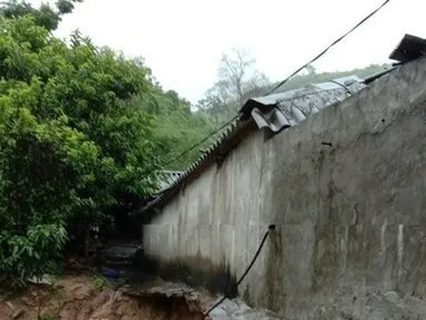 Thanh Hóa: Nhiều hộ dân phải di dời do mưa lớn, sạt lở