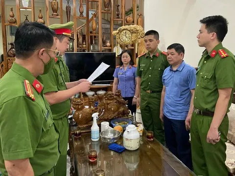 Bắt thêm một trưởng khoa dược nhận tiền 'hoa hồng' của Việt Á