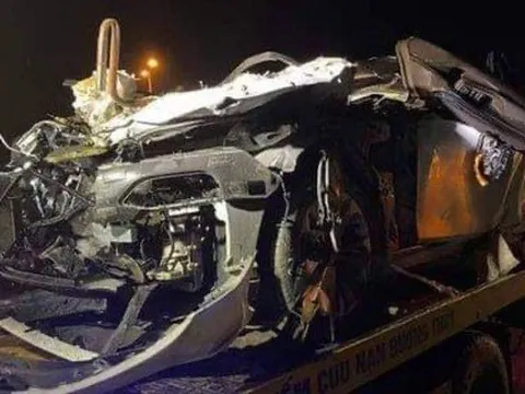 Ô tô con nát bét sau khi tông trực diện gầm container, 4 người thương vong