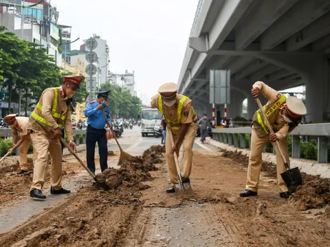 CSGT, TTGT dọn dẹp đất đá rơi vãi kín mặt đường dẫn lên cầu cạn Mai Dịch - Nam Thăng Long