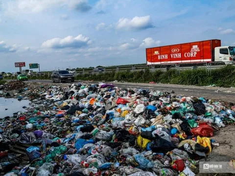 Rác thải bủa vây đường gom cao tốc Pháp Vân – Cầu Giẽ