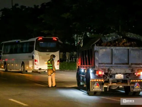 Hà Nội: Xuyên đêm xử phạt xe quá tải chở vật liệu xây dựng rơi vãi