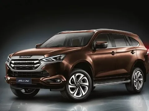 Giảm giá kịch sàn để dọn kho đón hàng mới, đây là chiếc SUV 7 chỗ rẻ nhất Việt Nam