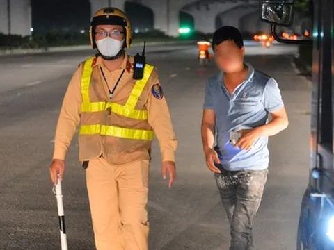 Ảnh, clip: CSGT tại Hà Nội lập chốt trong đêm, xử phạt xe tải làm rơi vãi vật liệu ra đường