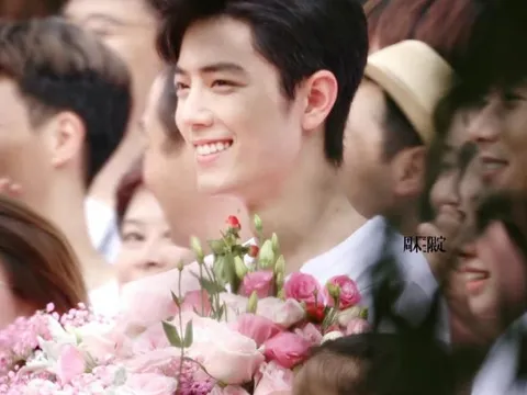 Tiêu Chiến khiến dân tình xuýt xoa với làn da "trắng phát sáng" trong buổi đóng máy phim mới