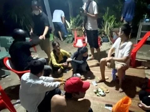 Long An: Bắt quả tang 6 đối tượng đánh bạc, thu giữ hơn 75 triệu đồng