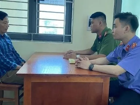 Khởi tố đối tượng ép cán bộ Sở TN&MT quỳ giữa sân