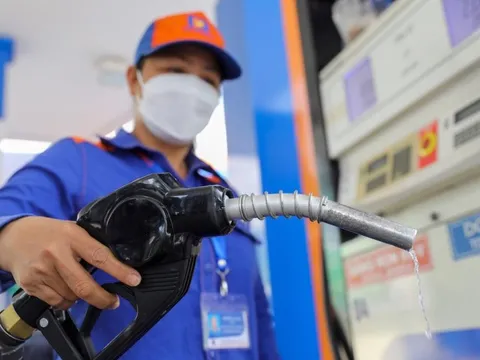 Giá xăng dầu tăng cao kỷ lục, vượt mốc 32.000 đồng/lít?