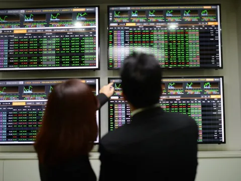 Lãi suất rục rịch tăng, doanh nghiệp nhiều tiền ít vay nợ lên ngôi?