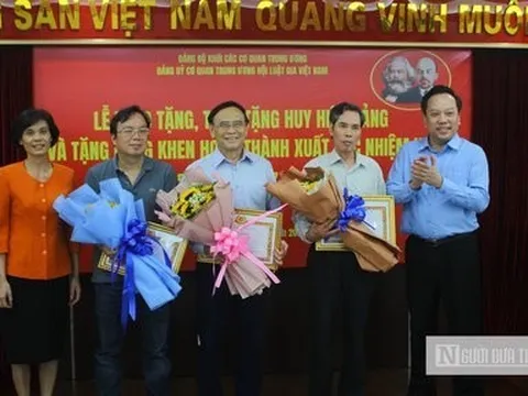 Hội Luật gia Việt Nam trao huy hiệu Đảng cho nhiều đảng viên