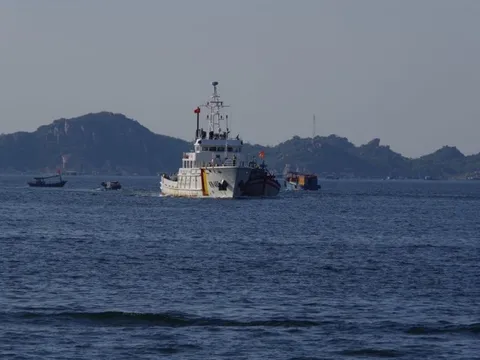 Khánh Hòa: Lai kéo tàu cá tỉnh Bình Thuận bị hỏng máy về bờ an toàn