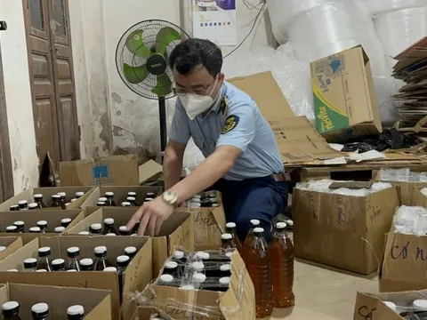 Hà Nội: Phát hiện cơ sở sản xuất hơn 2.000 lít mật ong giả