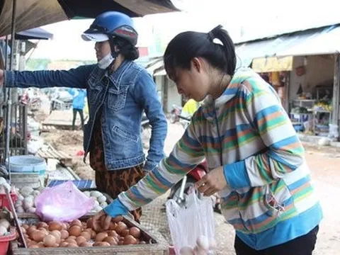 Người tiêu dùng chật vật xoay xở trong “bão giá”