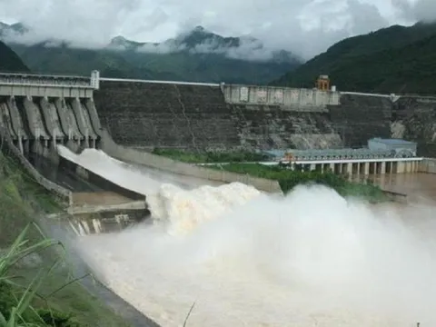 Khẩn cấp xả đáy hồ thủy điện Sơn La và Hòa Bình do mưa lớn