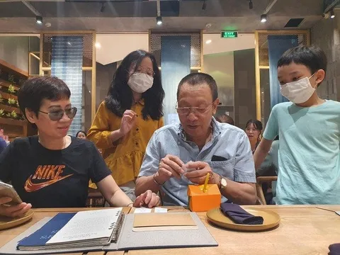 MC Lại Văn Sâm rạng rỡ đón sinh nhật tuổi 65, bà xã hiếm hoi lộ diện