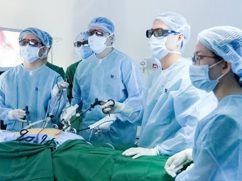 Đau bụng không thở được, cụ bà đi khám và phát hiện dị vật mưng mủ trong ổ bụng