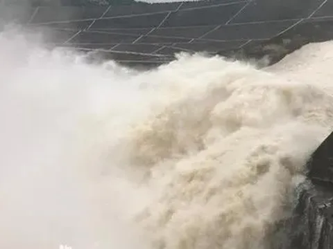 Thủy điện Sơn La và thủy điện Hoà Bình lần lượt mở cửa xả lũ